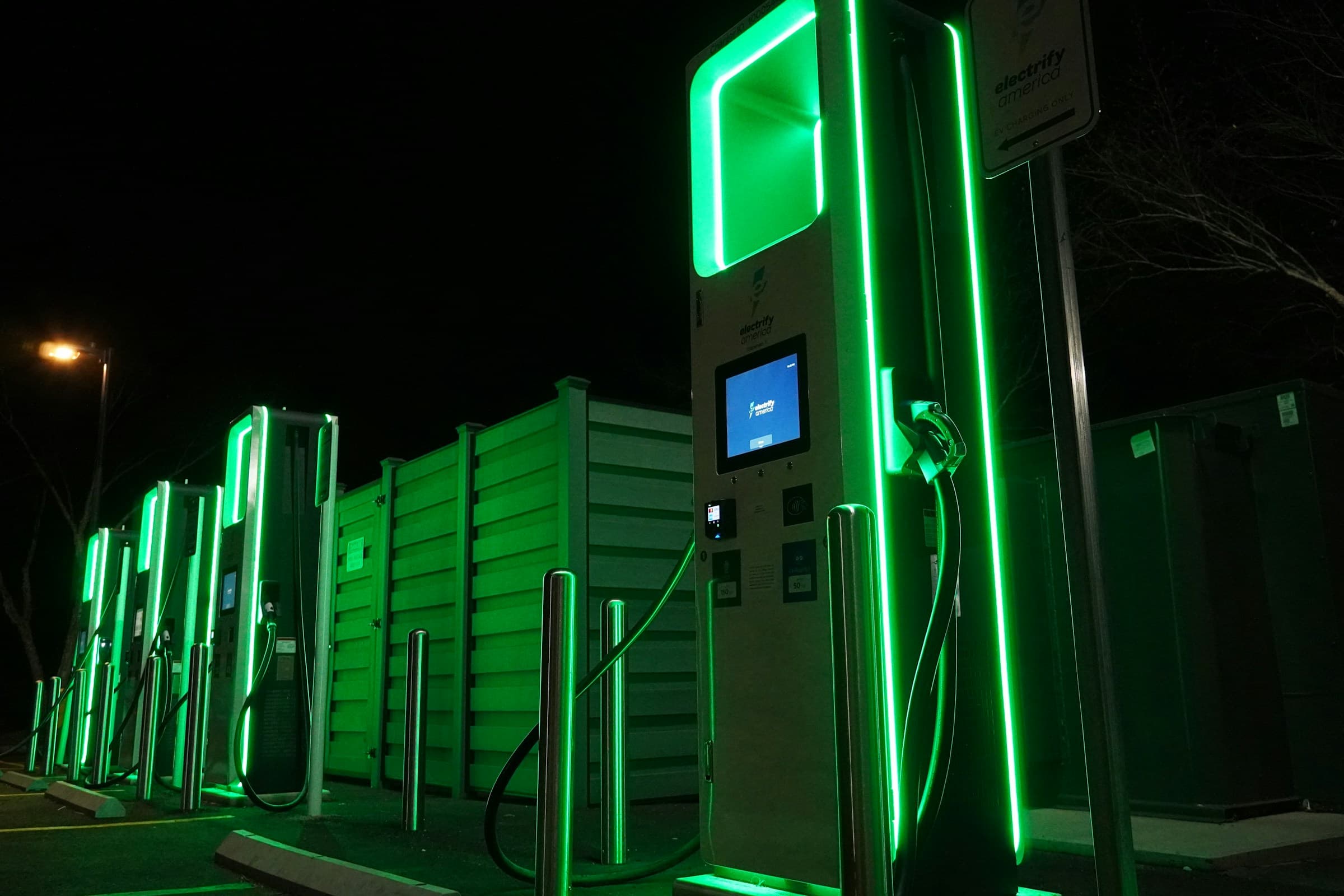 Ford E-Transit Custom eléctrica 2027 en polígono industrial con punto de carga