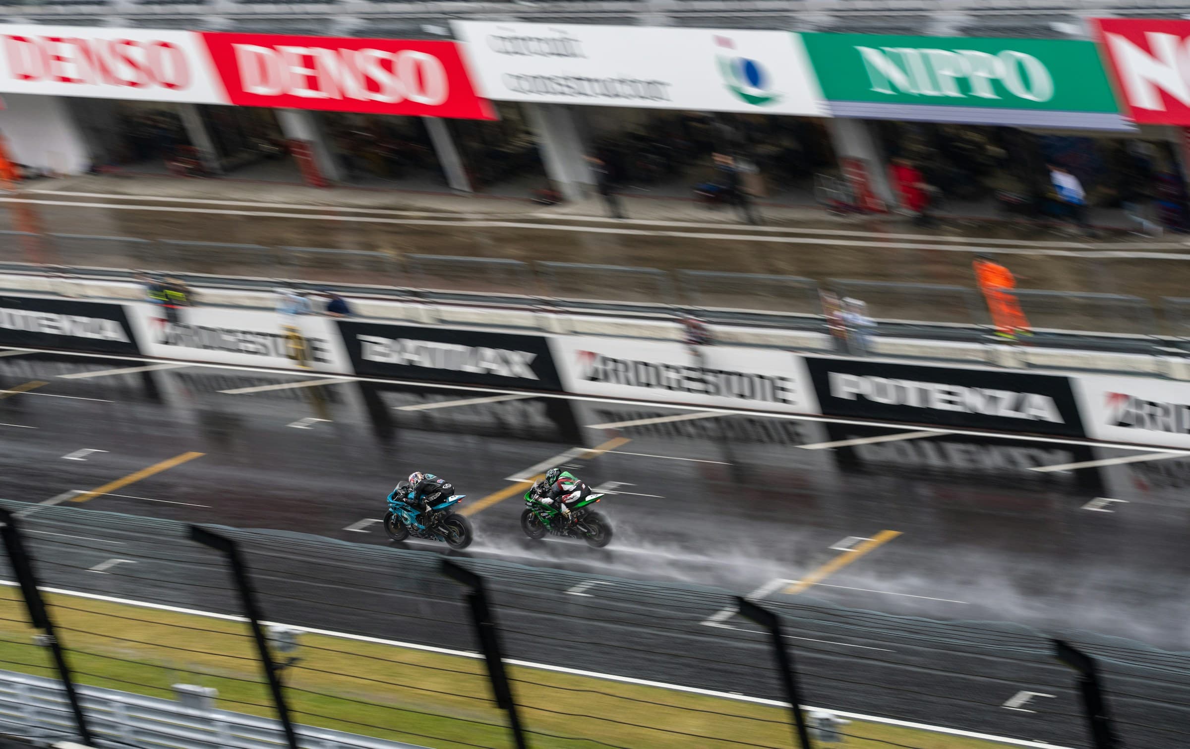 Marc Márquez celebra su victoria en el sprint del GP de Brasil 2026 en el Autódromo Internacional Ayrton Senna de Goiânia mientras los operarios terminan de reparar el socavón de la recta principal