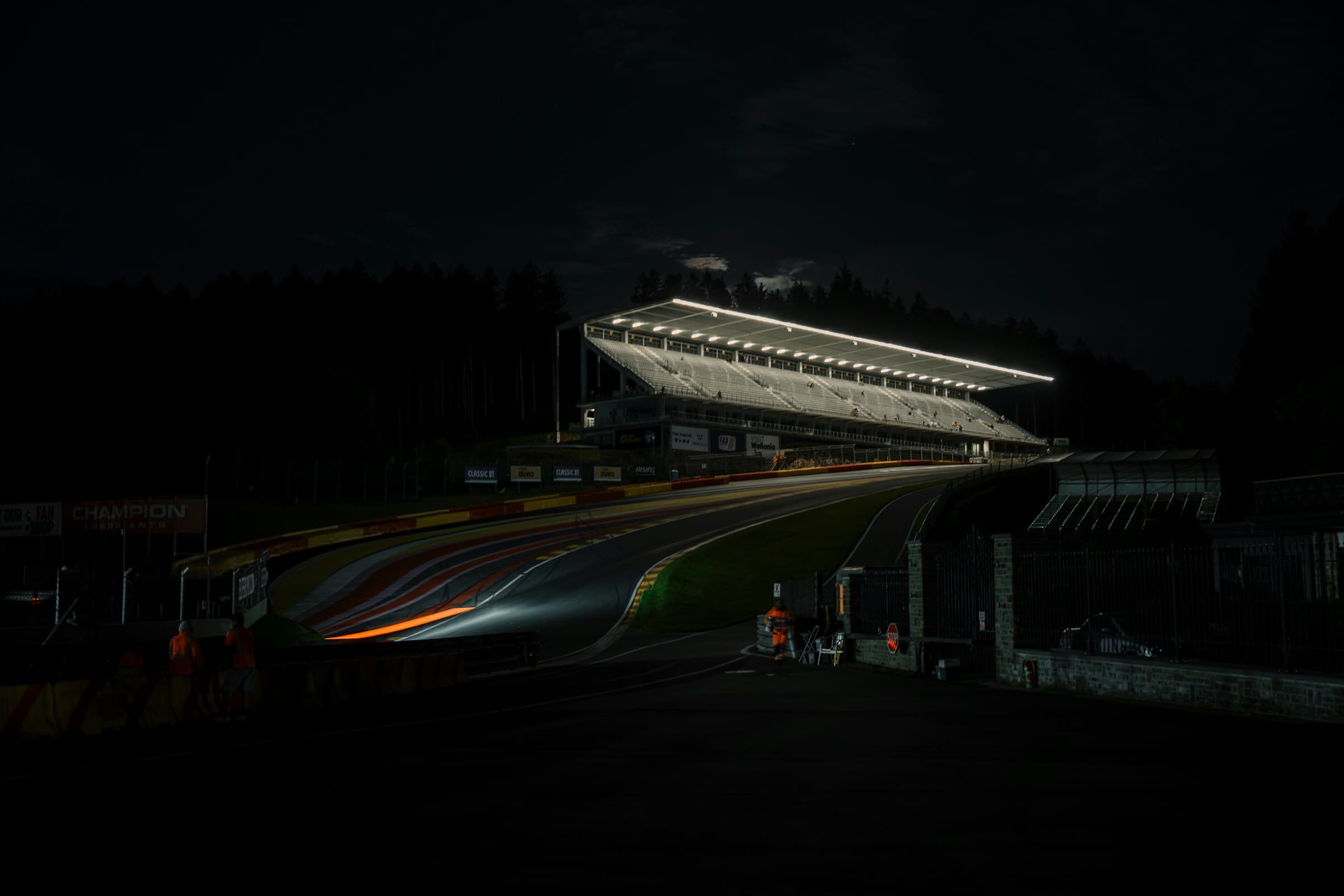 Hypercar WEC en pista nocturna de Losail con sistema de iluminación artificial